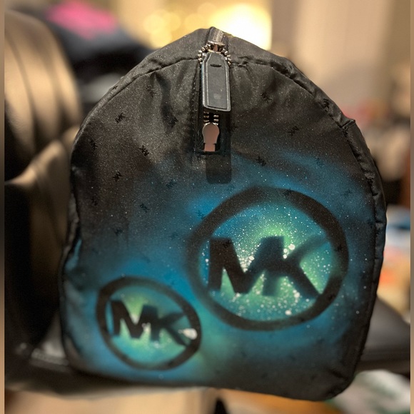 REVERSIBLE RARE MICHAEL KORS XL MENS HARRISON “KorsCity” DUFFLE BAG W/ MONOGRAM - Picture 4 of 9